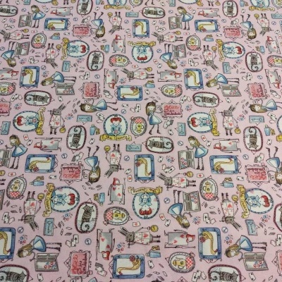 Tecido rosa com desenhos coloridos em padrão repetitivo