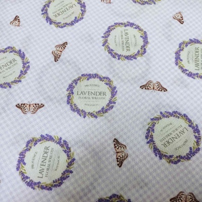 Tecido quadriculado lilás claro com coroas de lavanda e borboletas marrons