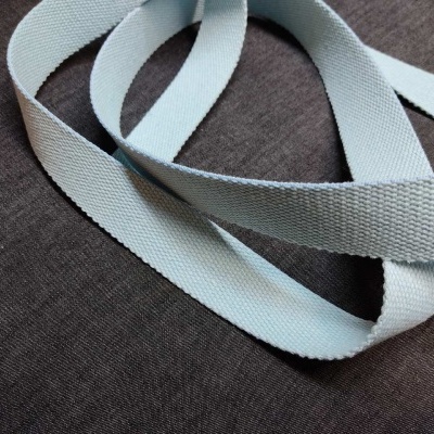 Fita têxtil branca sobre superfície escura