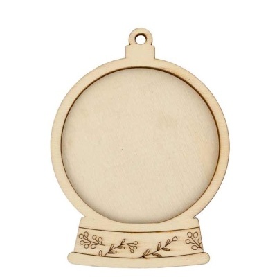 Ornamento em madeira em forma de bola de neve com base decorada.