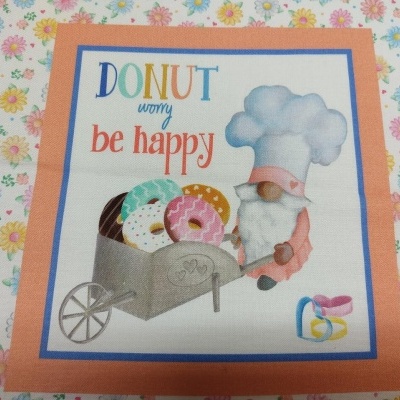 Quadro decorativo com coelho chefe e donuts, texto motivacional no fundo floral