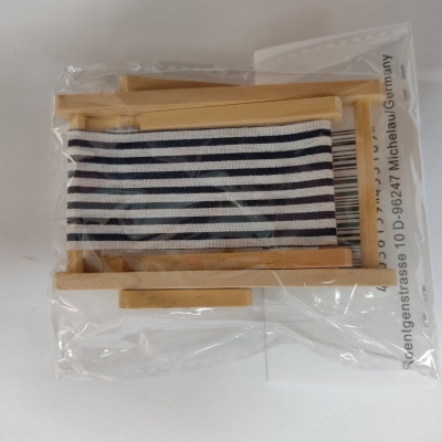 Mini espreguiçadeira de madeira com tecido riscado azul e branco embalada em plástico