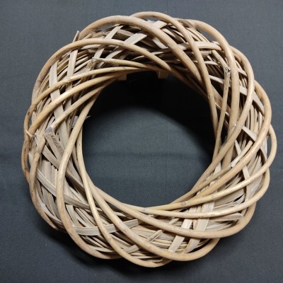 Coroa decorativa de rattan entrelaçado em fundo preto