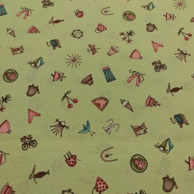 Tecido verde claro com pequenos desenhos coloridos variados espaçados