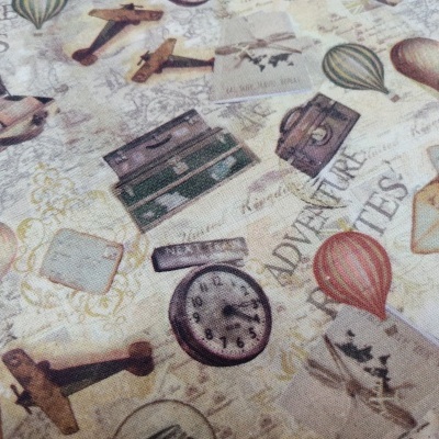 tecido estampado com motivos vintage e texto 'ADVENTURE AWAITS'