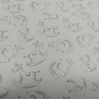 Pano branco com padrão infantil de elefantes, cavalos de balanço e patinhos em tom cinza