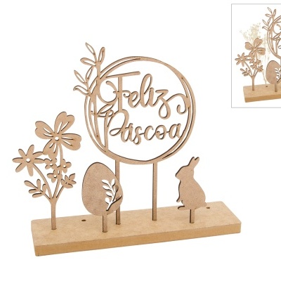 Decoração de Páscoa em madeira clara com a frase 'Feliz Páscoa' e figuras temáticas