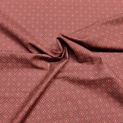 tecido vermelho com padrão geométrico de quadrados pequenos
