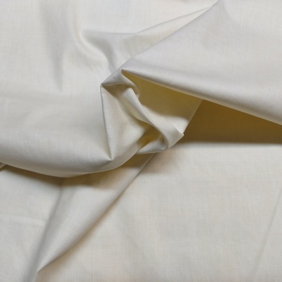 Tecido branco liso dobrado