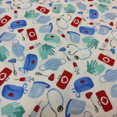 Tecido estampado com padrão colorido de acessórios médicos sobre fundo branco