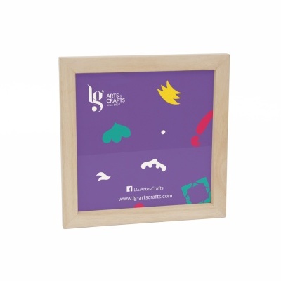 Moldura quadrada de madeira clara com fundo roxo e texto decorativo