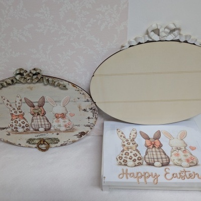 Placa decorativa oval com três coelhos estampados e cartão com Happy Easter
