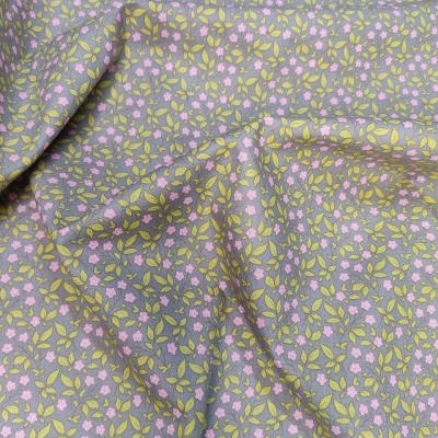 Tecido floral cinzento com pequenas flores rosas e folhas verdes
