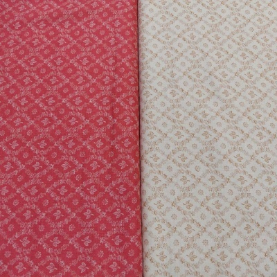 Tecidos vermelho e bege claro com padrão floral repetitivo