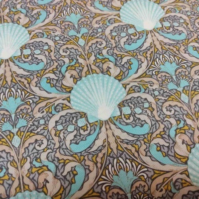 Tecido estampado com padrão ornamental e conchas azuis claras