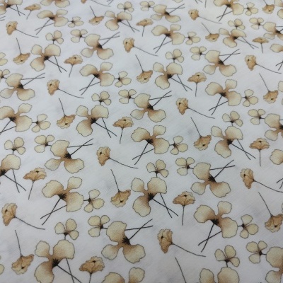 Tecido branco com padrão de folhas em bege e castanho claro