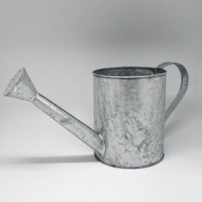Regador metálico galvanizado cinza prateado com alça e bico longo
