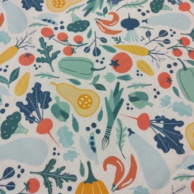 Tecido branco com padrão colorido de vegetais estilizados