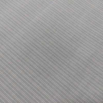 Tecido cinzento com linhas diagonais brancas
