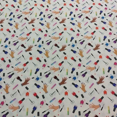 Tecido branco com padrão de mãos e utensílios de manicure coloridos