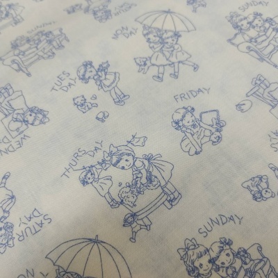 Tecido branco com desenhos azuis de crianças e dias da semana em inglês.