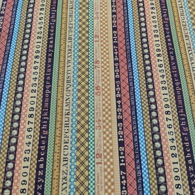 Tecido riscado com números, letras e padrões coloridos