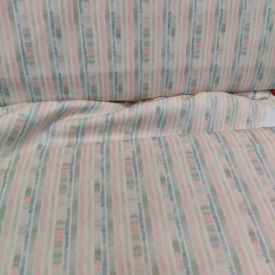 Tecido riscado em tons pastel azul, rosa e cinzento sobre fundo branco