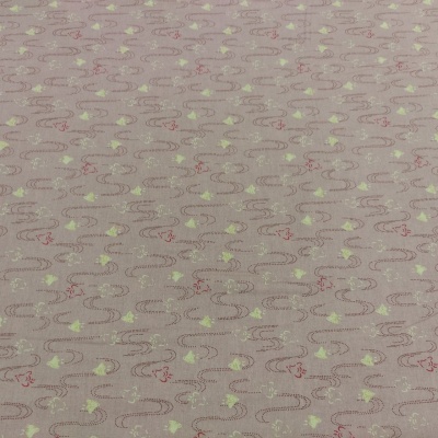 tecido bege claro com padrões vermelhos e amarelos