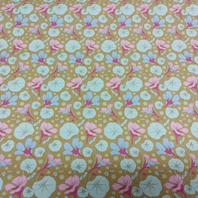 Tecido com padrão floral azul claro e rosa sobre fundo castanho