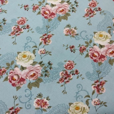 tecido azul claro com padrão floral em tons de rosa, creme e vermelho
