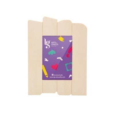 Painel decorativo de madeira clara com etiqueta roxa e desenho de lápis