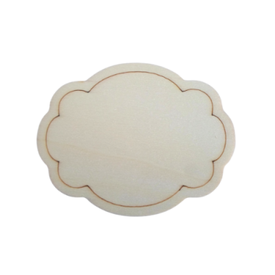 Placa de madeira em forma de nuvem, clara, com contorno castanho