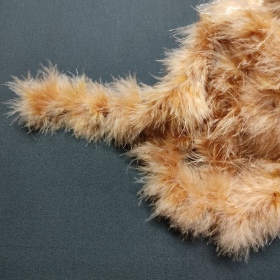 Lenço decorativo de penas castanhas sobre fundo cinzento