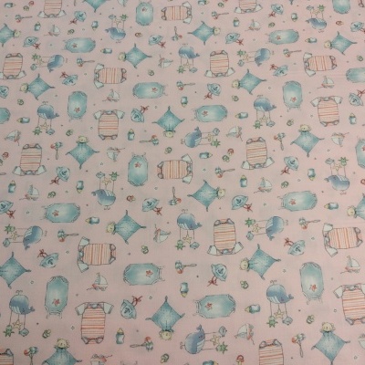 Tecido artesanal branco com padrão de animais e objetos em cores pastel.