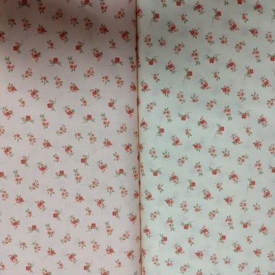 Dois tecidos florais pequenos, um bege e outro branco