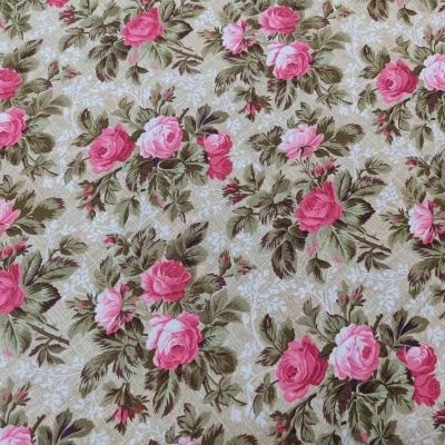 Tecido estampado floral com rosas cor-de-rosa e folhas verdes em fundo bege