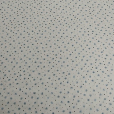 Tecido branco com pequenas flores azuis