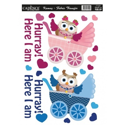 Transferência para tecido com corujas em carrinhos rosa e azul e texto 'Hurray! Here I am'