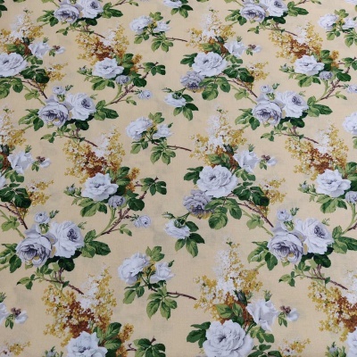 Tecido amarelo com padrão floral branco e verde