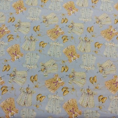 tecido azul com padrão de vestidos infantis e sapatos amarelos