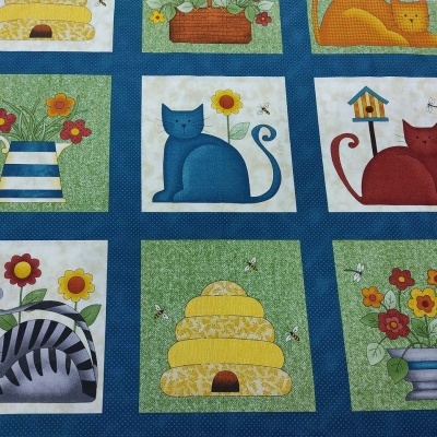 Tecido estampado com padrões quadrados de gatos e flores