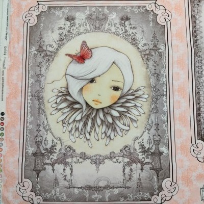 Papel decorativo com ilustração de rosto feminino e borboletas em fundo rosa