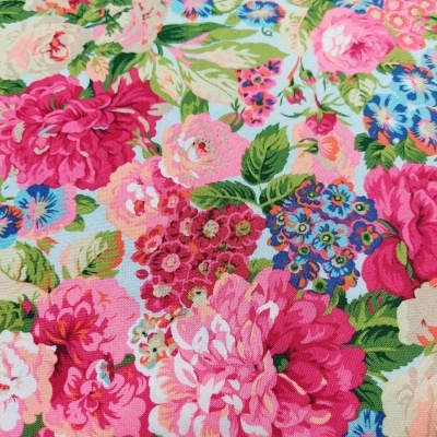 tecido estampado floral colorido com flores grandes e pequenas