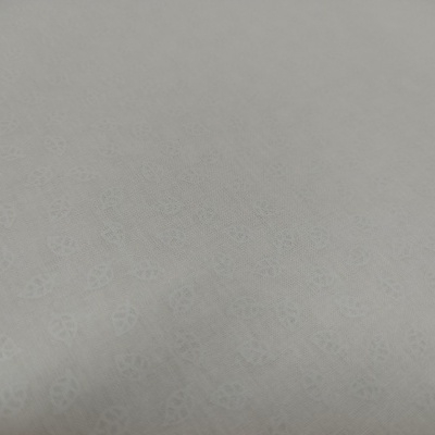 tecido branco com padrão geométrico repetitivo