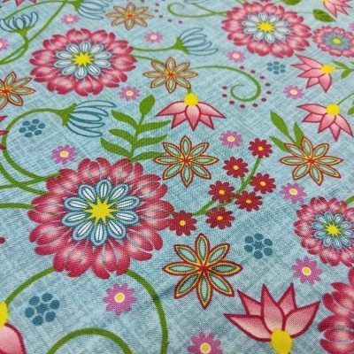 Tecido azul claro com padrão floral colorido