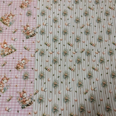 Dois tecidos com padrões de coelhinhos, flores e ovos, um rosa xadrez e outro branco com riscas azuis