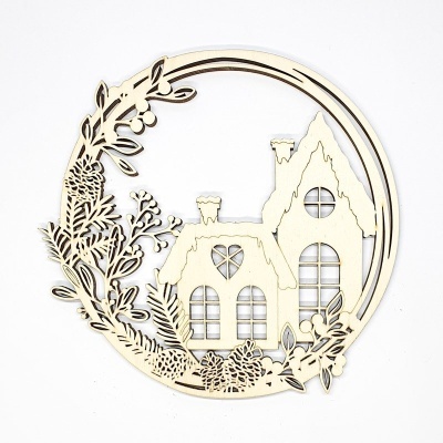 Enfeite decorativo redondo em madeira com casinhas de neve e folhagens