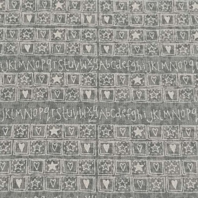 Tecido cinzento com padrões de corações e alfabeto escrito em branco