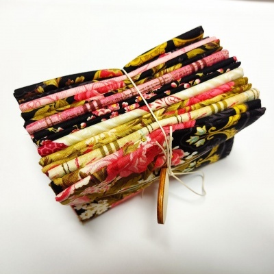 Conjunto de tecidos florais dobrados amarrados com fio e etiqueta de madeira