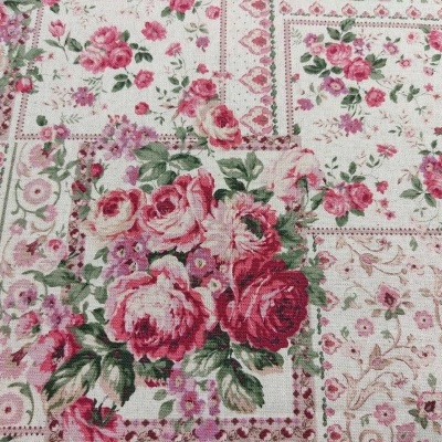 Tecido estampado com padrão floral vintage em quadrados.